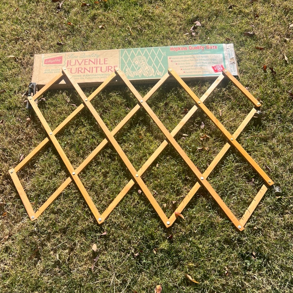 Vintage Expandable Gate Wooden Pet Baby Accordian Expands 3 To 4 FT Plus In Box